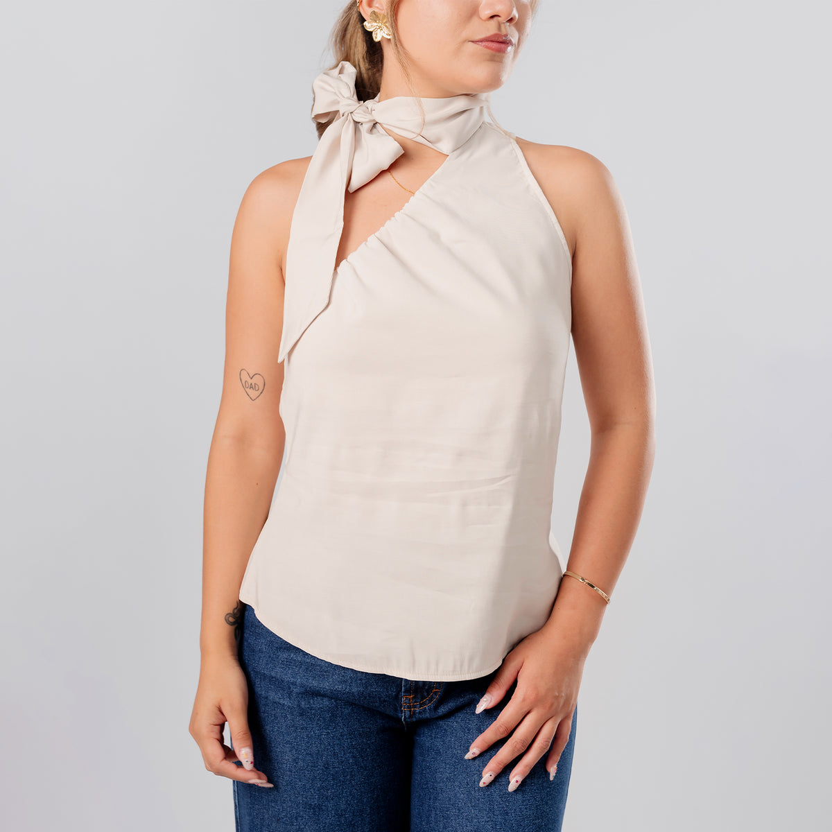 Blusa Greta Cuello Halter Asimétrico Beige