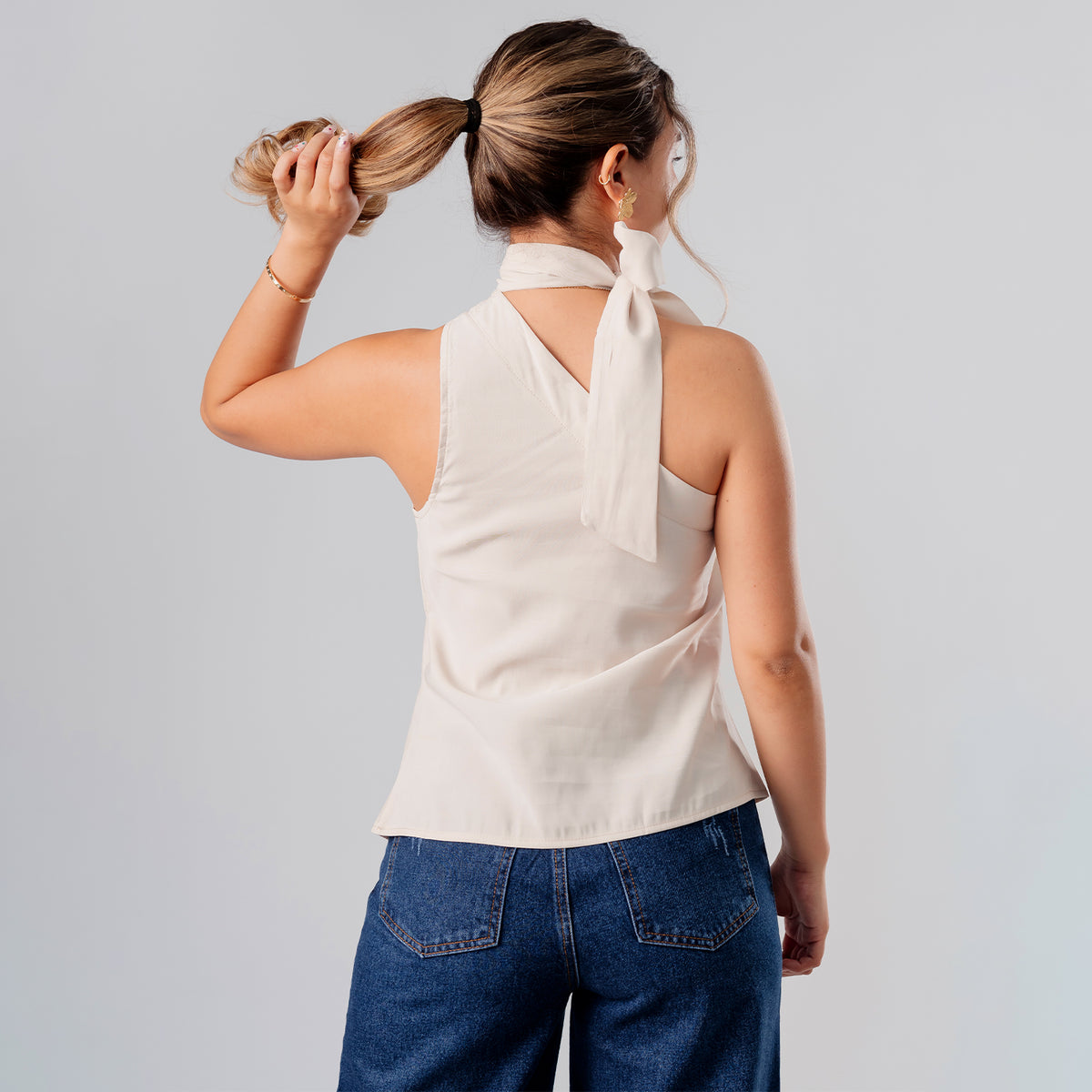 Blusa Greta Cuello Halter Asimétrico Beige