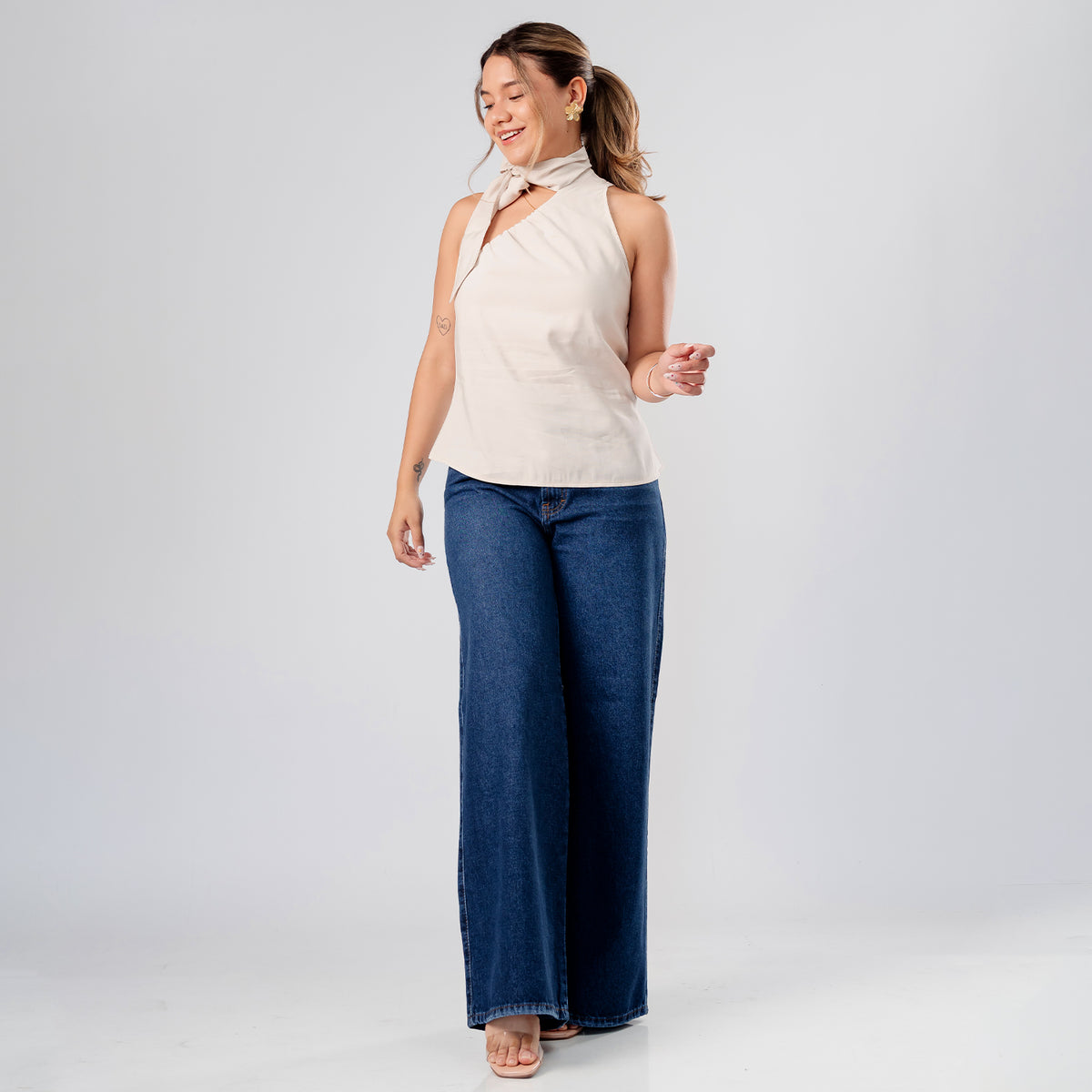 Blusa Greta Cuello Halter Asimétrico Beige