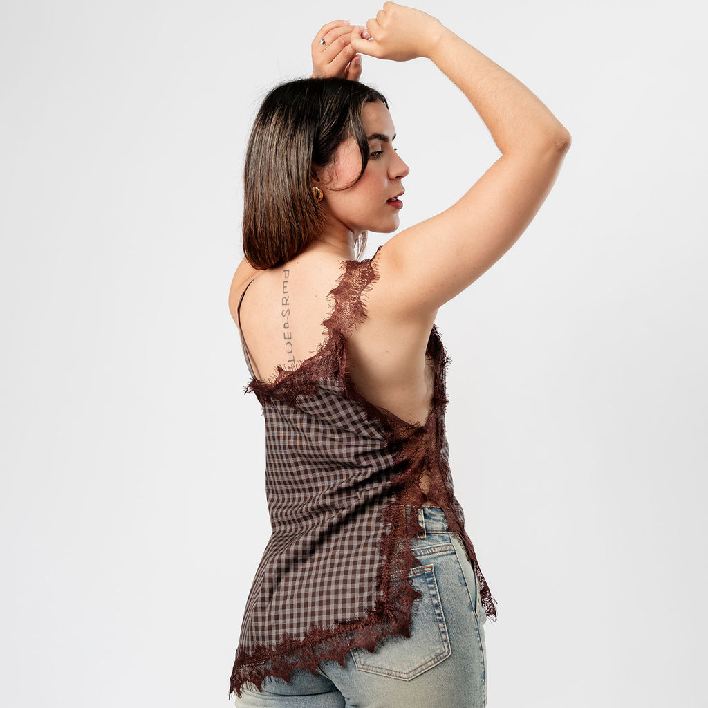 Blusa Asimétrica Violeta con Blonda Marrón