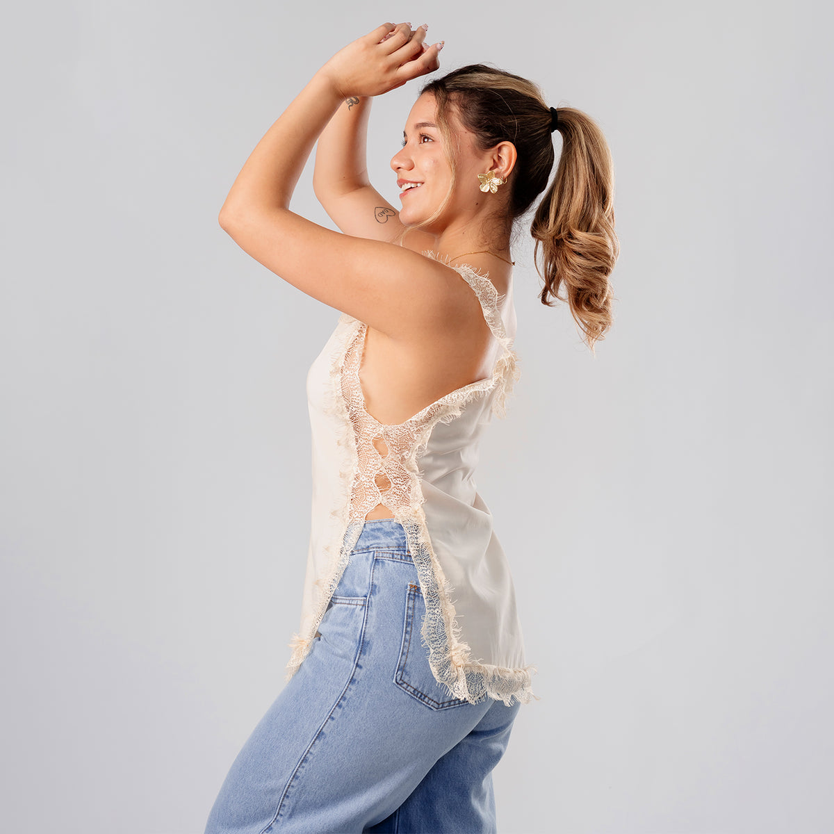 Blusa Asimétrica Violeta con Blonda Beige