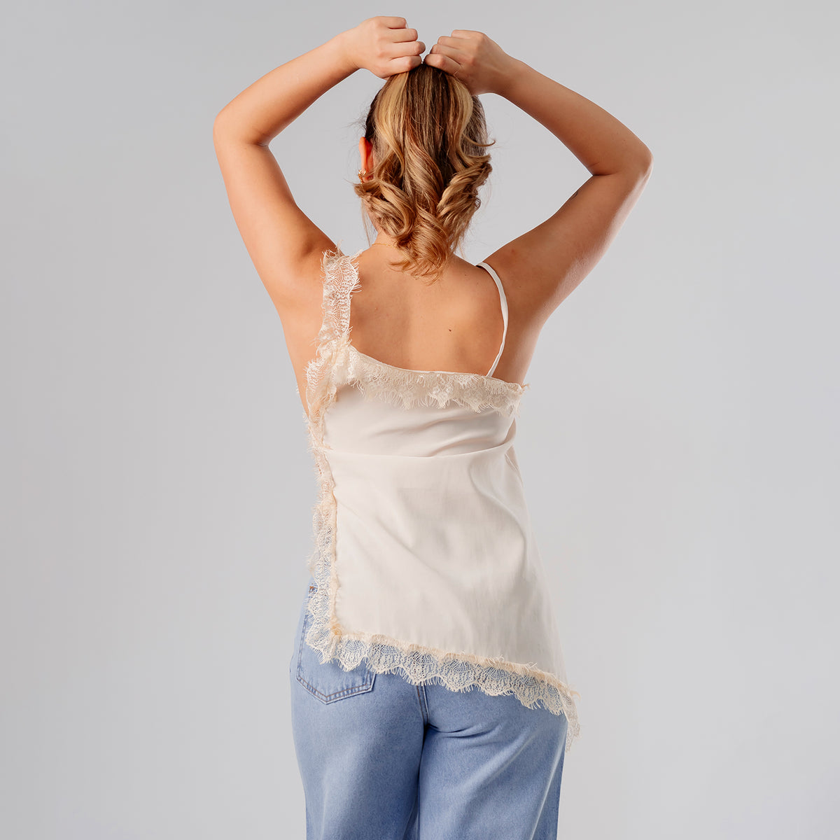 Blusa Asimétrica Violeta con Blonda Beige