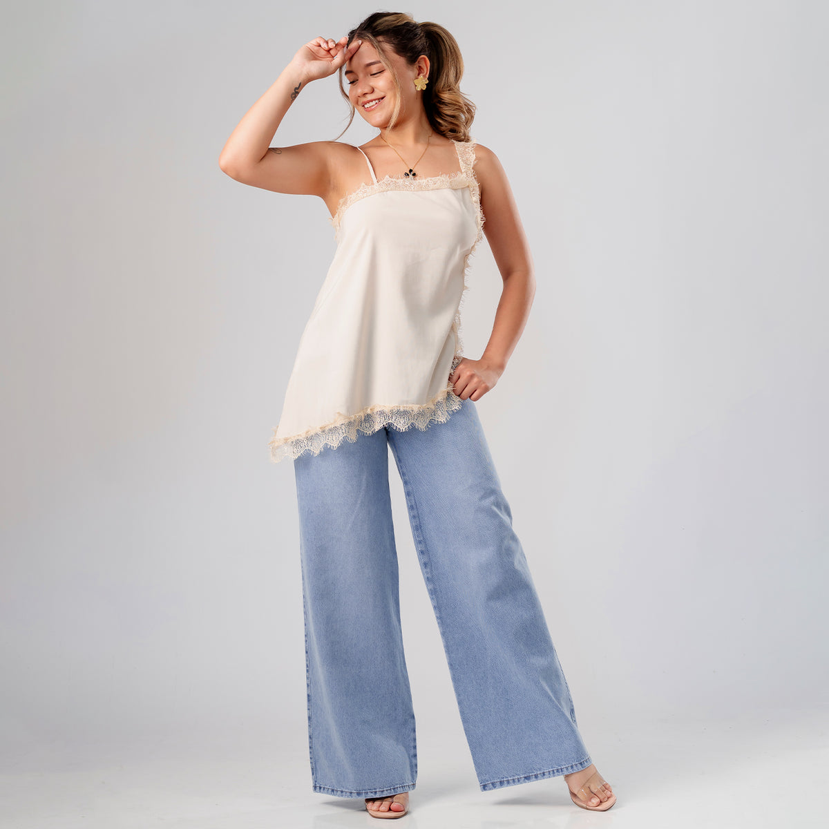 Blusa Asimétrica Violeta con Blonda Beige