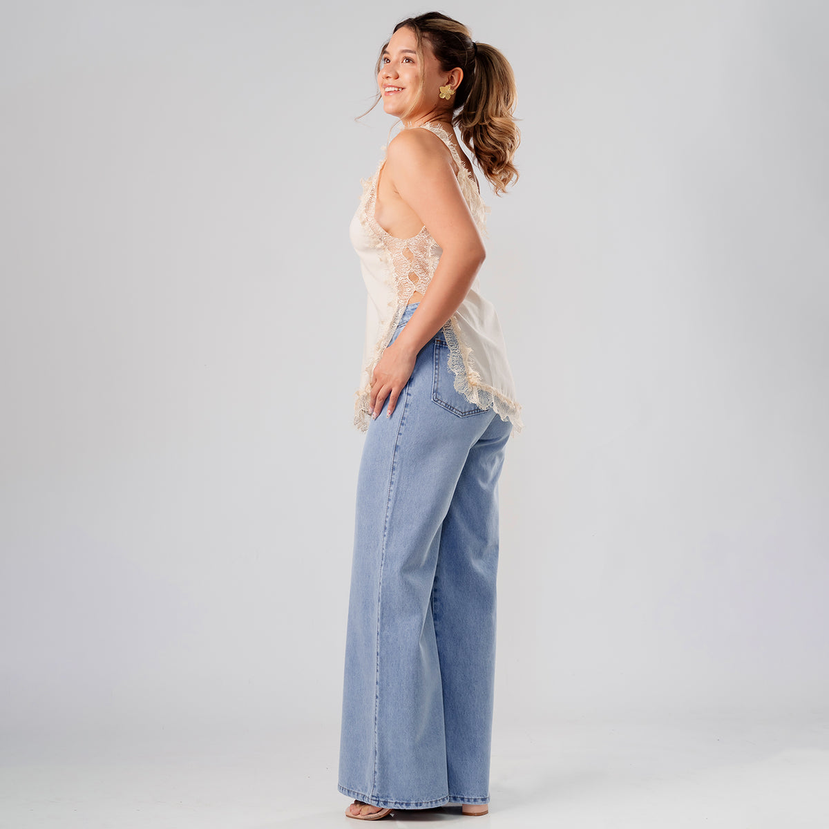 Blusa Asimétrica Violeta con Blonda Beige